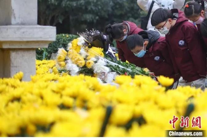 南京小學(xué)生在侵華日軍南京大屠殺遇難同胞正覺寺叢葬地悼念遇難同胞。泱波 攝