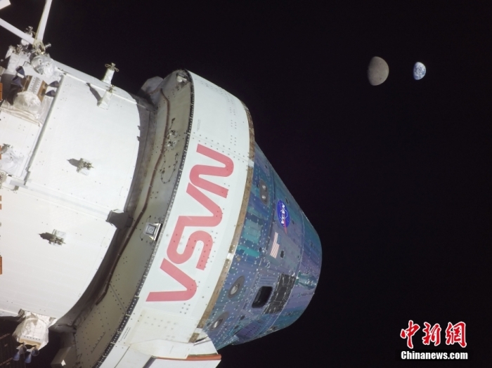 當(dāng)?shù)貢r間12月11日，美國國家航空航天局(NASA)的“獵戶座”飛船完成為期25.5天的無人繞月飛行任務(wù)，在墨西哥下加利福尼亞州附近的太平洋上濺落。圖為11月28日，“獵戶座”所攜影像設(shè)備拍攝的地球與月球“同框”照片。 <a target='_blank' href='/'>中新社</a>發(fā) NASA 供圖
