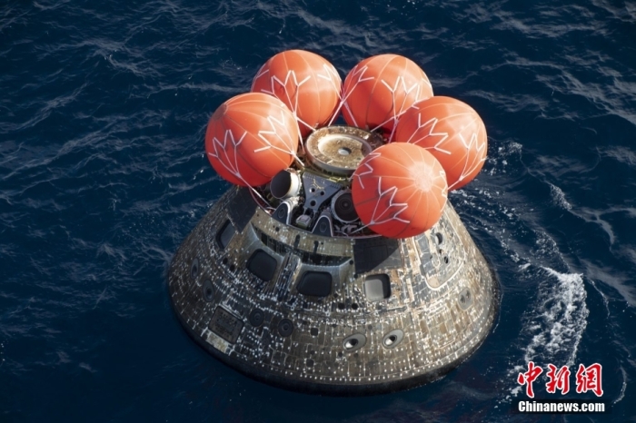 當(dāng)?shù)貢r間12月11日，美國國家航空航天局(NASA)的“獵戶座”飛船完成為期25.5天的無人繞月飛行任務(wù)，在墨西哥下加利福尼亞州附近的太平洋上濺落。 <a target='_blank' href='/'>中新社</a>發(fā) 　NASA/James M. Blair 供圖