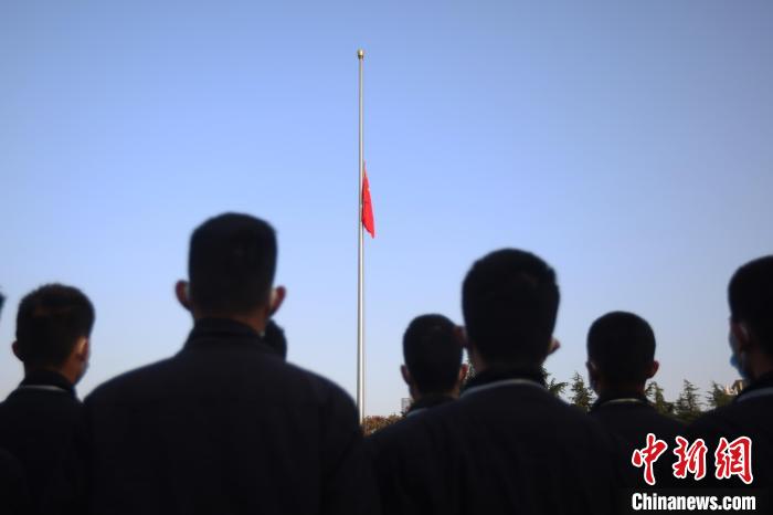 12月13日上午8時，升國旗、下半旗儀式在侵華日軍南京大屠殺遇難同胞紀念館舉行?！°蟛?攝