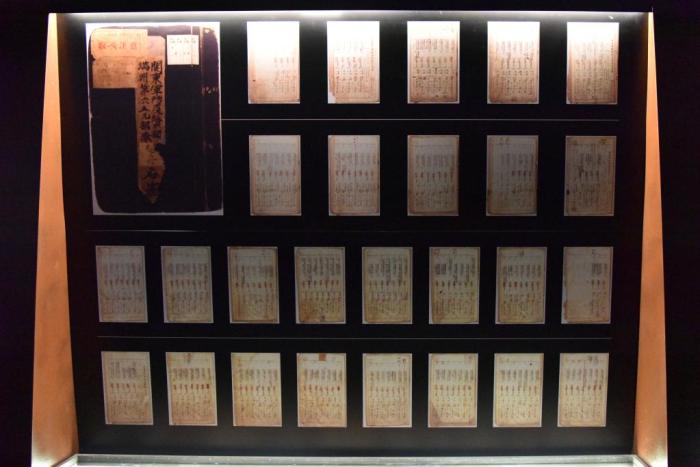 侵華日軍第七三一部隊(duì)罪證陳列館新展出的《關(guān)東軍防疫給水部留守名簿》。(新華社記者楊思琪 攝)