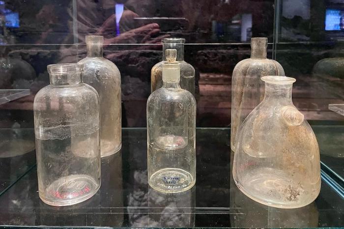 侵華日軍第七三一部隊(duì)罪證陳列館新展出的玻璃器皿。(新華社記者楊思琪 攝)