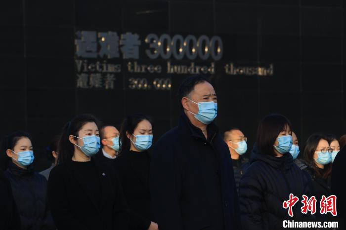 12月13日上午8時，升國旗、下半旗儀式在侵華日軍南京大屠殺遇難同胞紀念館舉行。　泱波 攝