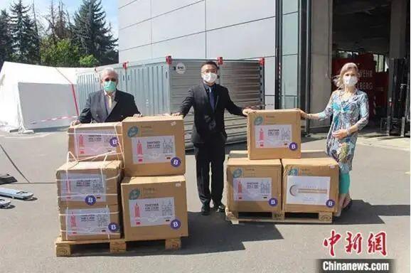 圖片圖為托馬斯·拉貝和海德堡市政府代表接受物資捐贈。 德國海德堡市供圖