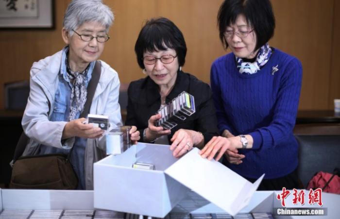 圖片2018年，日本友人松岡環(huán)女士將她記錄的南京大屠殺幸存者口述證言影像資料捐贈給侵華日軍南京大屠殺遇難同胞紀(jì)念館。泱波 攝