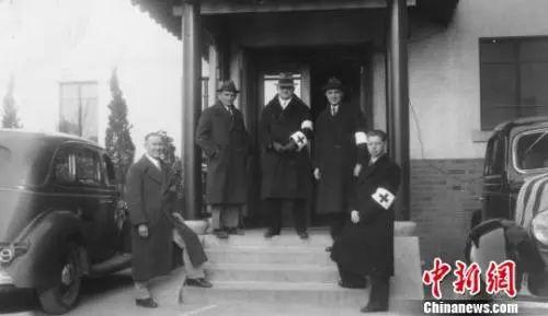 1937年，南京安全區(qū)國際委員會成員合影。右二為約翰·馬吉，中為約翰·拉貝。