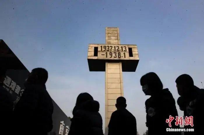 圖為侵華日軍南京大屠殺遇難同胞紀(jì)念館紀(jì)念碑。 泱波 攝