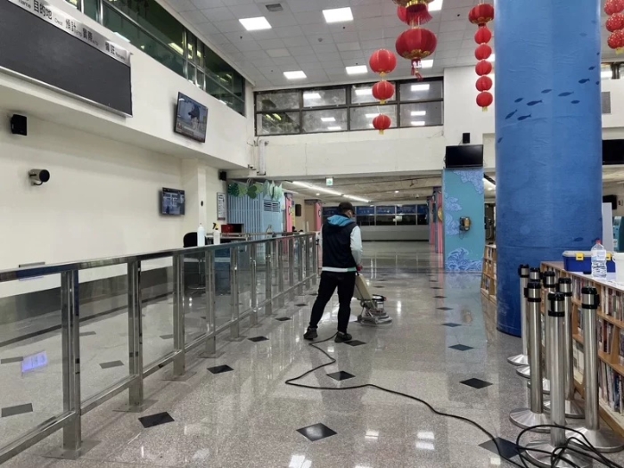兩岸“小三通”遲遲未開，水頭碼頭現(xiàn)在每天僅剩少數(shù)的打掃人員出沒。（圖源：臺灣《聯(lián)合報(bào)》）