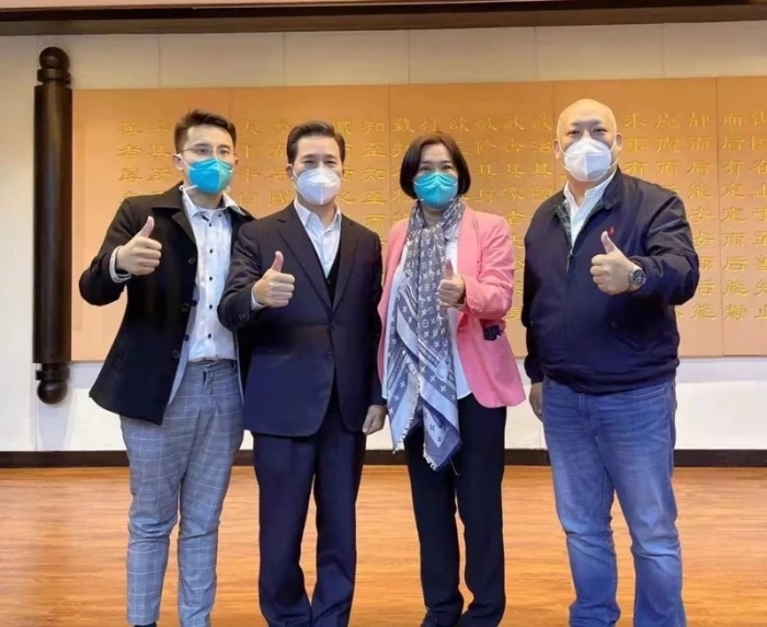 金門縣長當(dāng)選人陳福海（左二）偕同民代陳玉珍（右二）縣議員陳志龍（左一）、金門縣議員當(dāng)選人陳錦偉等人赴廈門協(xié)商“小三通”復(fù)航相關(guān)事宜。（圖源：臺灣《聯(lián)合報(bào)》）