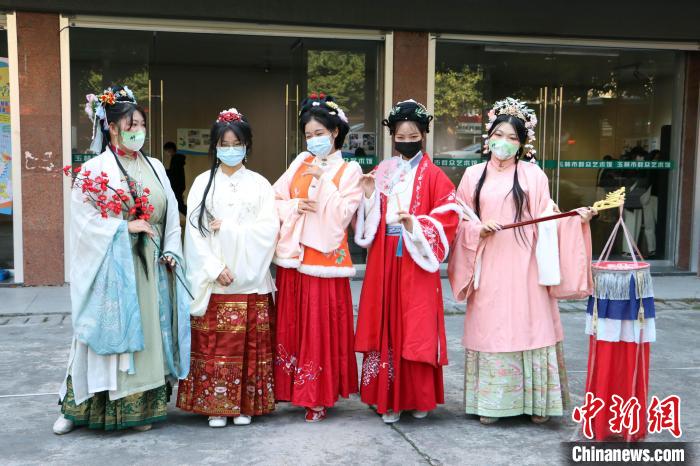 圖為學(xué)生的真人漫畫角色演出現(xiàn)場(chǎng)?！”辉L者供圖