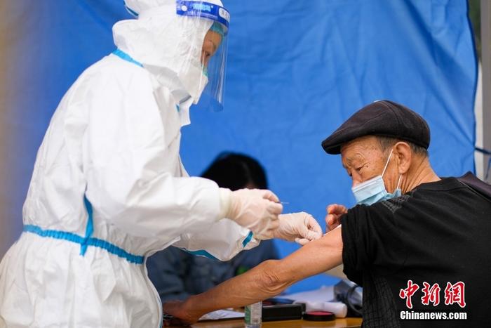 資料圖：12月7日，重慶渝北區(qū)，一位老年人在新冠疫苗臨時接種點接種疫苗。 <a target='_blank' href='/'>中新社</a>記者 何蓬磊 攝