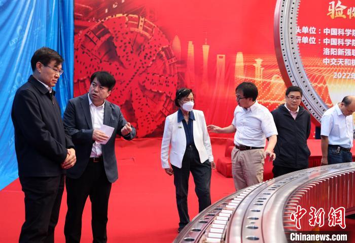 劉維民院士、李殿中研究員、李依依院士、胡小強(qiáng)研究員(左一至左四)在驗(yàn)收活動(dòng)上交流。　中科院金屬所 供圖