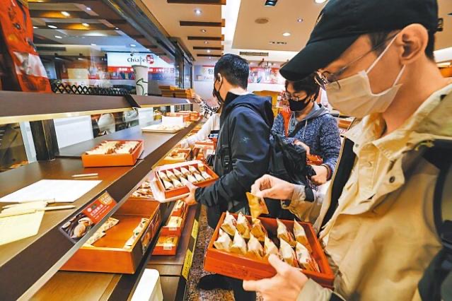 臺(tái)灣民眾前往佳德店鋪選購(gòu)糕餅。（圖源：臺(tái)灣“中時(shí)新聞網(wǎng)”）