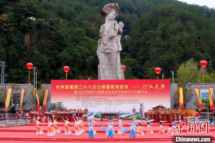 公祭現(xiàn)場客家風(fēng)情文藝演出?！￠L汀縣委宣傳部供圖