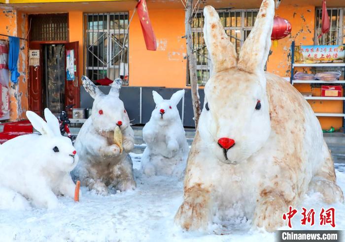 阿不都克因·阿不都哈德爾還準(zhǔn)備在這些雪雕兔子旁制作一個(gè)雪雕老鷹，讓雪雕作品更有故事性?！羁J 攝