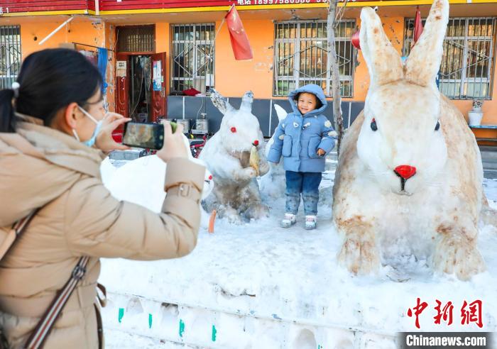 不少行人拍照上傳朋友圈，這些雪雕兔子經(jīng)社交平臺(tái)傳播一時(shí)成了當(dāng)?shù)亍熬W(wǎng)紅”?！羁J 攝