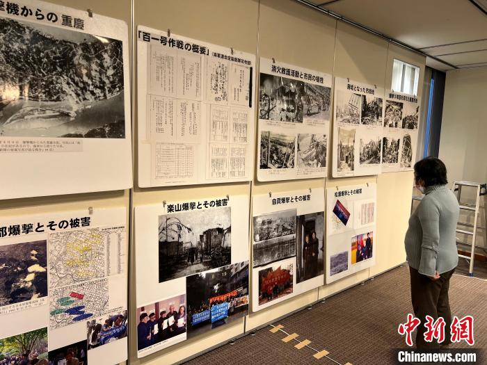 日本侵華戰(zhàn)爭(zhēng)圖片展12日至18日在日本東京舉行。圖為日本民眾參觀圖片展?！≈斐筷?攝