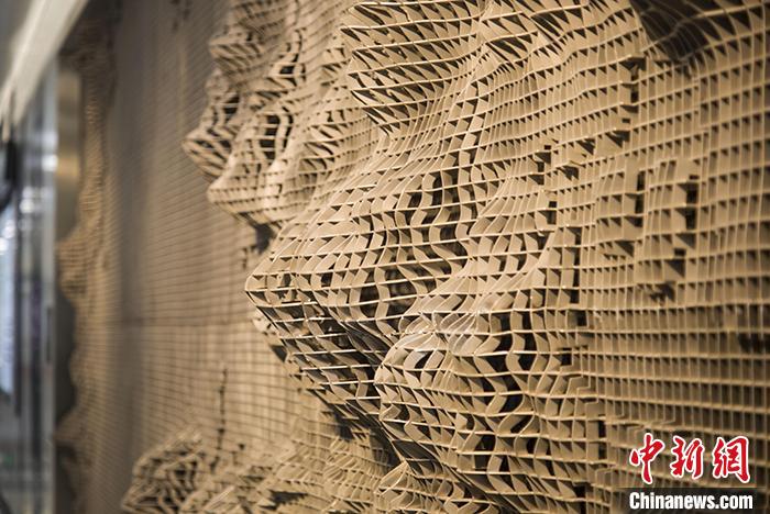 “深圳地鐵美術(shù)館”第二期公共藝術(shù)展：深圳地鐵5號(hào)線(xiàn)南延線(xiàn)前灣站《谷地地理計(jì)劃——大灣藍(lán)圖》?！↑S偉哲 攝