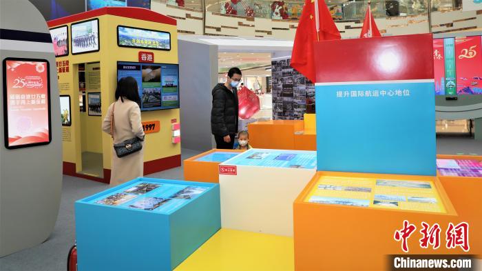 圖為石家莊民眾在參觀展覽。　張靜 攝