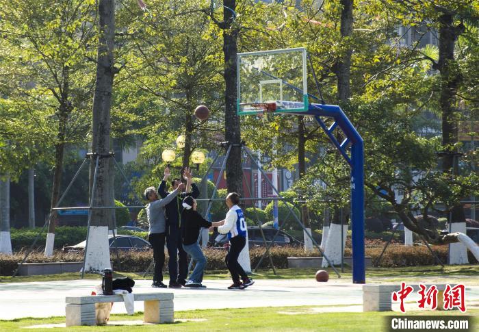 圖為市民、游客在防城港市公園廣場打籃球。　翟李強 攝