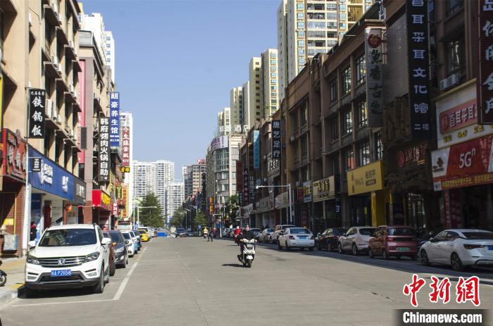 圖為整治后井然有序的防城港市伏波路中段?！〉岳顝?攝