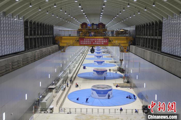 金沙江白鶴灘水電站右岸地下廠房?！≈袊?guó)能建葛洲壩機(jī)電公司供圖