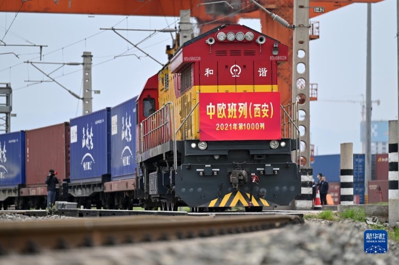 2021年4月13日，X9041次中歐班列（西安）從西安國(guó)際港站出發(fā)。這是2021年陜西開(kāi)行的第1000列中歐班列。新華社記者 李一博 攝