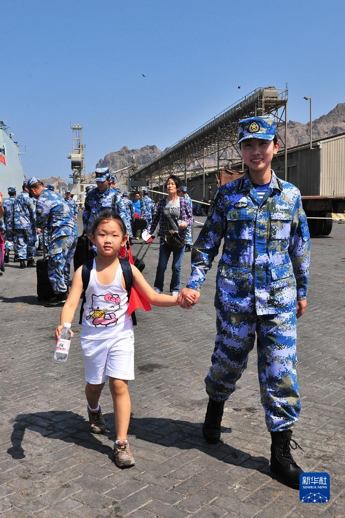 2015年3月29日，中國(guó)海軍第十九批護(hù)航編隊(duì)臨沂艦抵達(dá)也門(mén)亞丁港，臨沂艦女艦員幫助撤離的兒童登艦。新華社發(fā)（熊利兵攝）