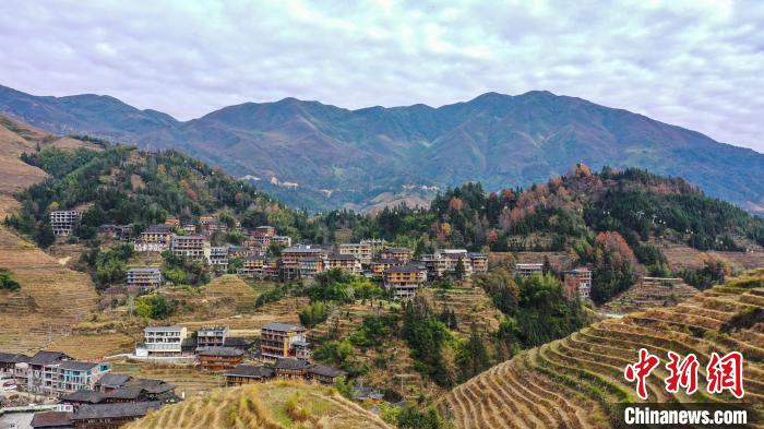 圖為12月19日，無人機(jī)航拍的大寨村。　楊宗盛 攝