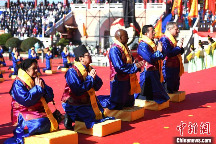 國(guó)外信眾參拜媽祖。    圖片來(lái)源：中新網(wǎng)