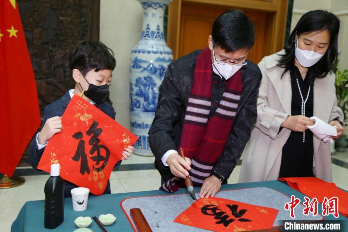 陳日彪總領(lǐng)事現(xiàn)場揮毫潑墨寫福、送福?！≈袊v釜山總領(lǐng)館供圖