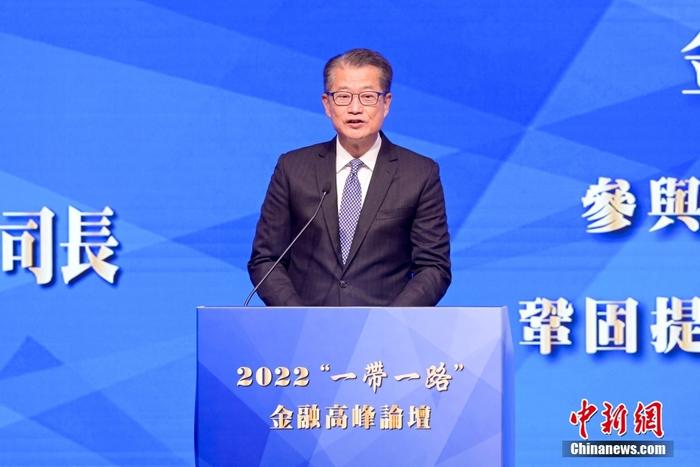 12月21日，紫荊文化集團(tuán)在香港舉辦2022“一帶一路”金融高峰論壇，來(lái)自政商界、金融界、學(xué)界等各界嘉賓約200人出席。圖為香港特區(qū)政府財(cái)政司司長(zhǎng)陳茂波致辭。 <a target='_blank' href='/'>中新社</a>記者 陳永諾 攝 　
