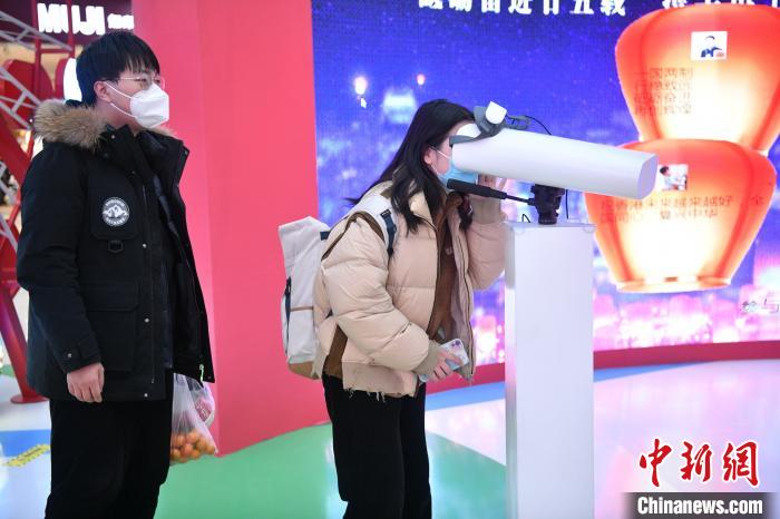 圖為展覽現(xiàn)場(chǎng)?！√镘庛?　攝