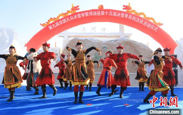 薩吾爾登舞蹈、馬頭琴演奏等精彩的民俗文化展演爭相亮相舞臺?！『嚏?攝