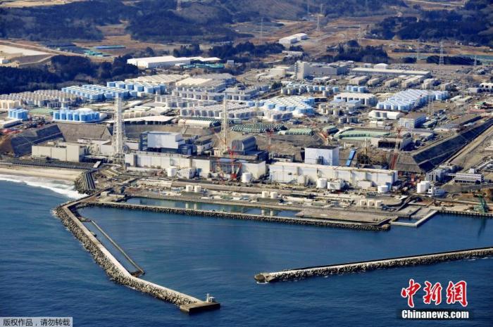4月13日，日本政府正式?jīng)Q定，福島第一核電站核污水經(jīng)過濾并稀釋后將排入大海。據(jù)日本共同社報道，13日上午日本首相菅義偉召開閣僚會議正式?jīng)Q定將福島第一核電站污水排放入海。圖為2月13日的日本福島第一核電站。