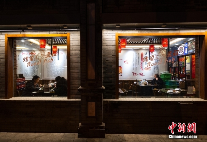 資料圖：一些市民在北京市東直門內(nèi)大街的“簋街”的餐廳享用晚餐。 <a target='_blank' href='/'>中新社</a>記者 侯宇 攝