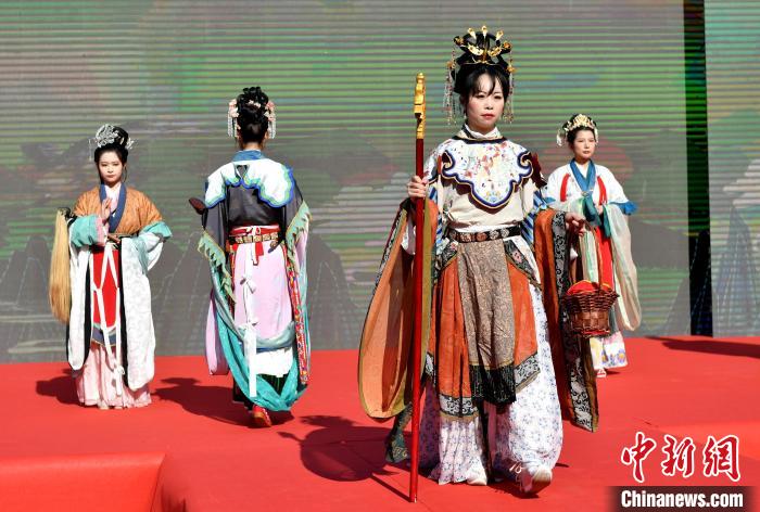 圖為《海峽神明秀》漢服展示?！蚊?攝