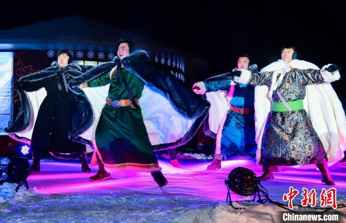 圖為第十七屆阿爾山冰雪節(jié)開(kāi)幕式現(xiàn)場(chǎng)?！“柹绞形麄鞑抗﹫D
