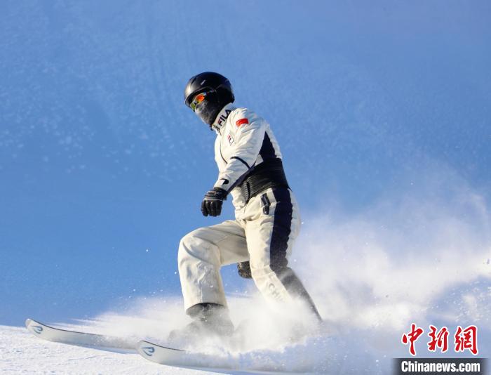 圖為在阿爾山進(jìn)行冬季專項(xiàng)訓(xùn)練的運(yùn)動(dòng)員?！≡S文軍 攝