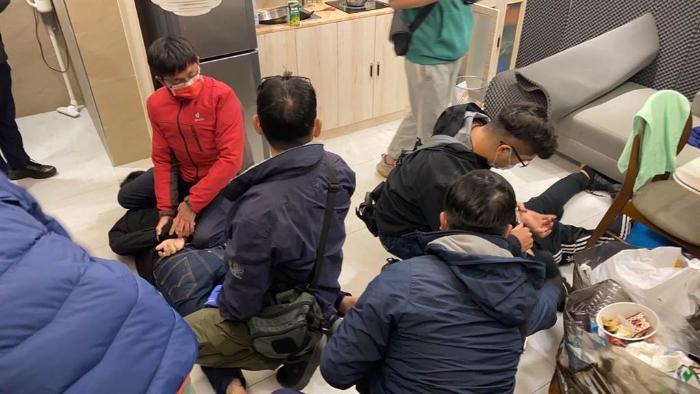 臺(tái)中市第五分局獲報(bào)後鎖定北屯區(qū)太原路一公寓大樓，25日集結(jié)優(yōu)勢警力，破門攻堅(jiān)逮捕2名看守控制嫌犯，並營救4名被害人。（臺(tái)中市第五分局提供／馮惠宜臺(tái)中傳真）