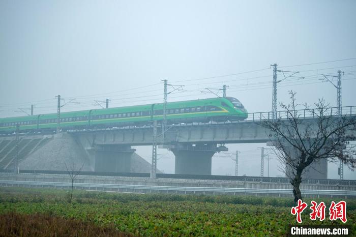 26日，新成昆鐵路全線通車運(yùn)營(yíng)?！⒅铱?攝