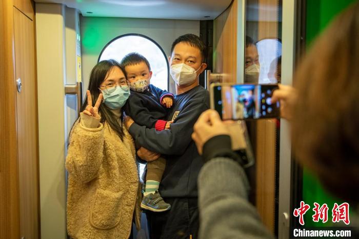 新成昆鐵路首發(fā)列車車廂內(nèi)，乘客一家人拍照留念?！⒅铱?攝