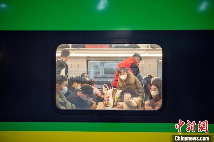 新成昆鐵路首發(fā)列車車廂?！⒅铱?攝