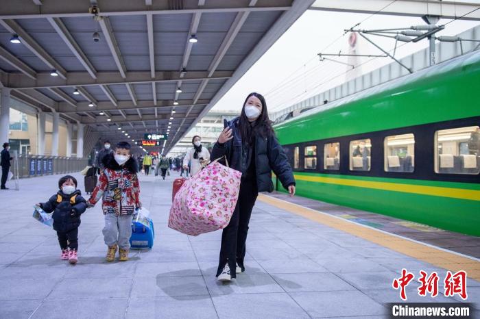 成都南站，一名母親與孩子搭乘新成昆鐵路首發(fā)列車?！⒅铱?攝