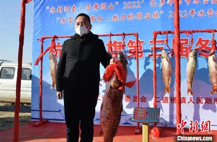 圖為頭魚拍賣現(xiàn)場(chǎng)?！±铢i 　攝