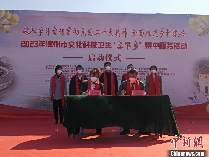 “康之味”與赤土鄉(xiāng)舉行“愛鄉(xiāng)愛企促發(fā)展、同心同行興萬村”簽約儀式。　廖珍妹 攝