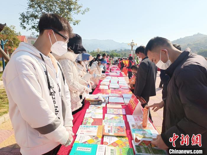 群眾翻閱科普圖書獲取信息?！×握涿?攝