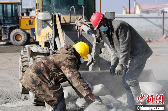 圖為建筑工人進(jìn)行道路瀝青鋪裝收尾工作。(資料圖) 聊城援青干部管理組供圖