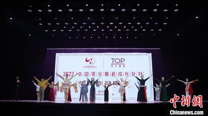 圖為2022中國(guó)頂尖舞者成長(zhǎng)計(jì)劃年度作品展演現(xiàn)場(chǎng)?！≈貞c演藝集團(tuán)供圖
