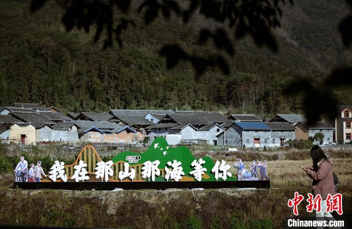 CCTV-1熱播劇《那山那?！啡【芭臄z基地一角?！〗冻菂^(qū)融媒體中心 供圖